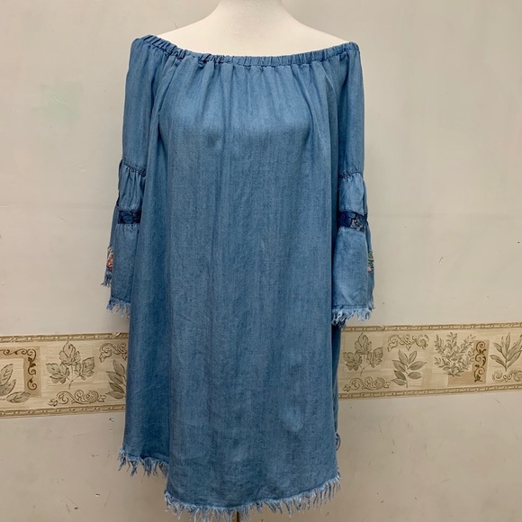 Chelsea & Theodore Dresses & Skirts - Chelsea & Theodore Off The Shoulder  Tunic Dress